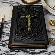 Книга в кожаном переплете «Библия с распятием»