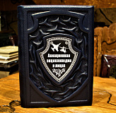 Книга в кожаном переплете «Авиационная энциклопедия в лицах»